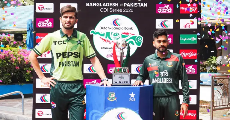 সিরিজের ট্রফির সঙ্গে দু’দলের অধিনায়ক